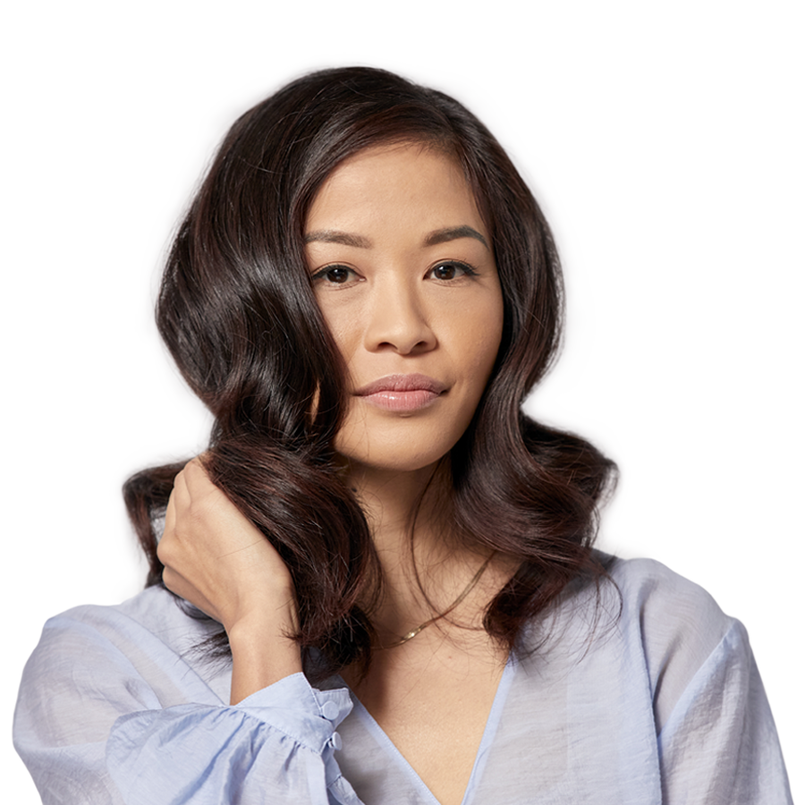 modèle aux longs cheveux ondulés montrant sa couleur de cheveux