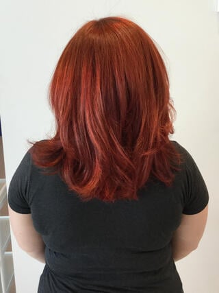 Photo après : vue arrière d'une femme aux cheveux mi-longs bruns, après coloration.