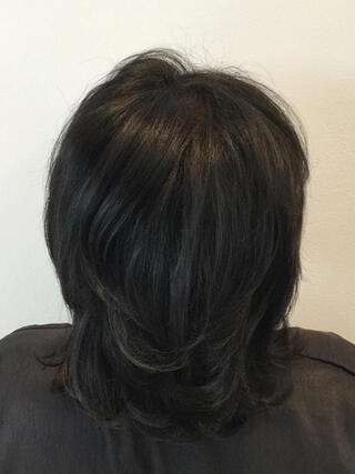 Photo d'après : vue arrière d'une femme aux cheveux noirs courts sans cheveux blancs.